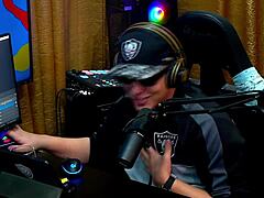 와, 그녀의 엉덩이와 보지를 란제리에서 봐!