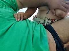 Mamando polla a mi marido enseñando tetas casero
