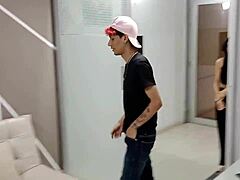 la cachonda de mi vecina me pide que le folle duro su culo