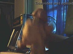 Allison vzdychá pri obchytávaní veľkého kokotu