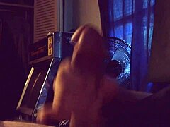 Allison vzdychá pri obchytávaní veľkého kokotu