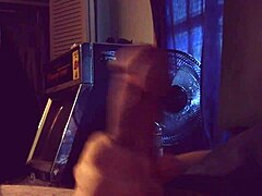 Allison vzdychá pri obchytávaní veľkého kokotu