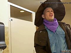 Hej, chceš vidět diesel bondage a gay ochutnávání spermií?