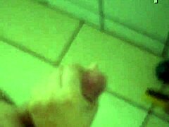 Mira acción intensa en solitario en el baño