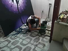 A Vivi Patroa Dando Seu Cu ao Pedreiro com Anal Creampie