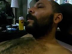 Goza safado, eu mamo tudo do seu pau.