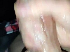 Пульсирующий член смазан вазелином в сессии с молодым задом и машиной для спермы