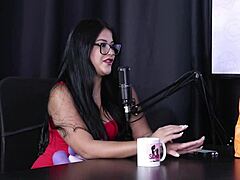 Morena deliciosa en lencería roja transparente