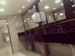 Encontrei Um Amigo No Shopping E Dei Para O Irmão Dele