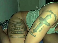 Voisine tatouée de New York suce une bite de Philly