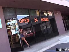 Ебони кучка Аня Айви прави интеррасова свирка в glory hole