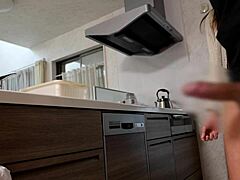 Hé, nézd ezt a japán MILF-et, ahogy a legjobb creampie handjob-ot adja!