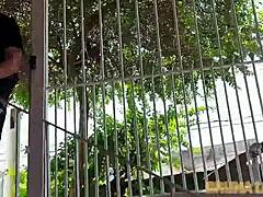 Мръсен монтажник яде Бруна като плащане, стил Ричардс Оливър