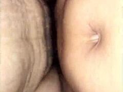 شابة مذهلة 18+ بصدر كبير تتناك، شقها الرطب كلوز أب 😘