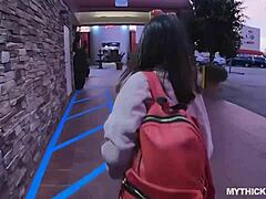 Азиатско-американска млада мадама смуче силно!