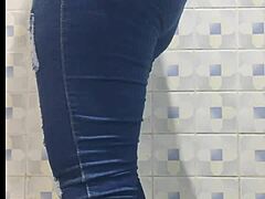 Banyoda leggings'li olgun Latina Ann ile gizli kamera izle.