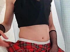 Teen crossdresser feels pleasure in solo gay play