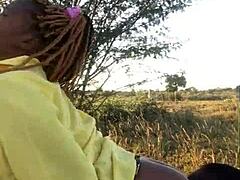 Dersleri asarken yakalandı, yerel adam tarafından dışarıda içe boşaltıldı