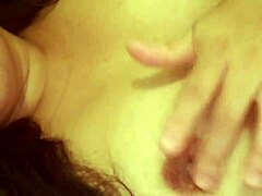 Esta chica caliente gime fuerte en un juego en solitario intenso - parte 1