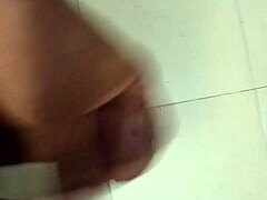 Môj chuj pulzuje! Teraz ho podrž!