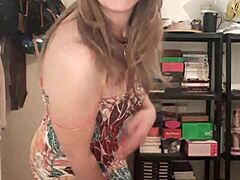 Slave F pirrer seg selv med champagne i dampende striptease