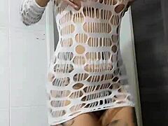 morena tatuada dan�ando funk!