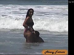 Mladý darebák mě chytil na veřejné pláži!