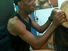 Me encanta cómo mi padrastro lame mi coño antes de follarme el culo tan bien