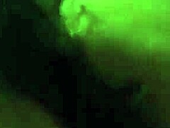 אישה חוקרת תשוקות אפלות בסיפור בדסמ