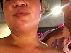 tipper encantado con mi mujer me complace sin saber