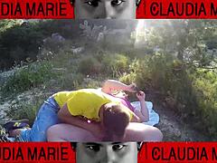 la gorda mete galletas en su coño y su amigo gay las come al aire libre 😏