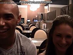 가슴 큰 갈색 머리녀, 야외 재미 위해 픽업