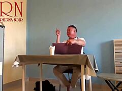 Gola konobarica zadirkuje gosta jedenjem pupka!