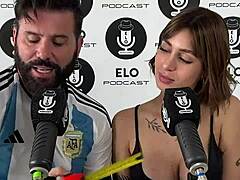 Asi Le Gusta Que Le Chupen Los Pezones