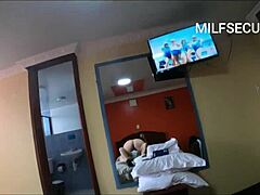 夫にネイルって言って、実は19歳の恋人とアナル！