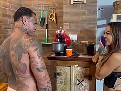 peguei essa safada na cozinha belinha baracho!