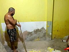Seduzir o Pedreiro Que Meu Marido Contratou Para Fazer a Obra Aqui de Casa Até Ele Me Comer!