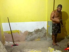 Seduzir o Pedreiro Que Meu Marido Contratou Para Fazer a Obra Aqui de Casa Até Ele Me Comer!