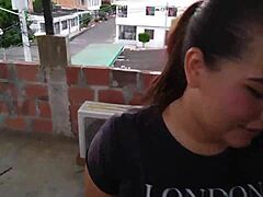 descubro a mi hermanastra fumando en la azotea y me pide que se la meta