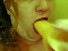 Kızıl saçlının gözleri derin sik emmeye saf aşk gösterir