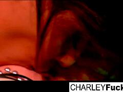 チャーリーがセクシーなブルネットの彼女を情熱的に突きまくる！