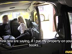 가슴 큰 금발 에이전트가 택시 안에서 세게 박혀