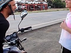 Vojer ulovi bujno punco, ki dobi kremo v avtu