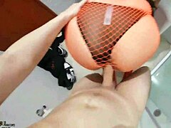 Latina Postiça Mafer Chupando no Chuveiro