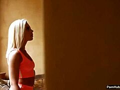 Η ξανθιά τρέμει από οργασμούς από τεράστιο πούτσο. Πολλαπλοί κλιμάκες χτυπούν σκληρά.