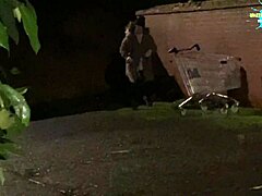 Cracky mutogatja ribancos oldalát nyilvános helyeken