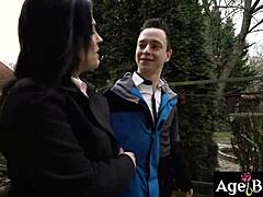 Montse, Üvey Oğlu Nikki’nin Kalın Yarrağına Kovboy Kız Pozisyonunda Biniyor, Olgun Oral Tutkusuyla