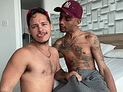 Vi a tatuado en bus con 24cm, guiñó y lo llamé a mi piso