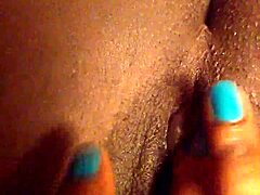 Igram se z mojo lepo ebony pičko