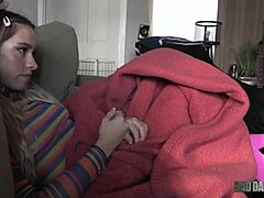 ¡Khloe Kapri muere por la polla del padrastro en POV! 😍